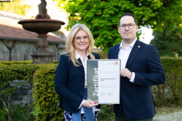 Zertifikat Headerbild mit Monica Rintersbacher (Leitbetriebe Austria), Andreas Ott (MZS) © cityfoto