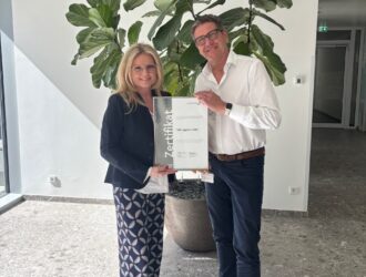 Zertifikat Headerbild mit Monica Rintersbacher (Leitbetriebe Austria), Jürgen Berger (TGW Logistics GmbH) © Leitbetriebe Austria