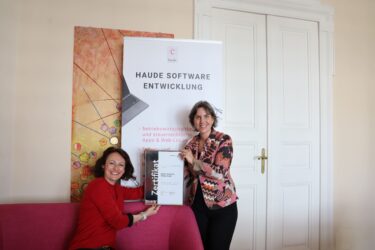 Zertifikat Headerbild mit Mag. Aleksandra Lindl (haude electronica), Alessandra Jansky-Omat (Leitbetriebe Austria) © haude electronica Verlags-GmbH