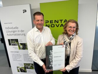 Zertifikat Headerbild mit Michael Kolb (Pentanova), Silvia Kelemen Weihs (Leitbetriebe Austria) © Pentanova