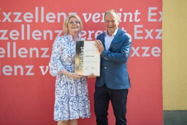 Zertifikat Headerbild mit Monica Rintersbacher (Leitbetriebe Austria), Martin Lachout (Arcotel) © Sabine Klimpt