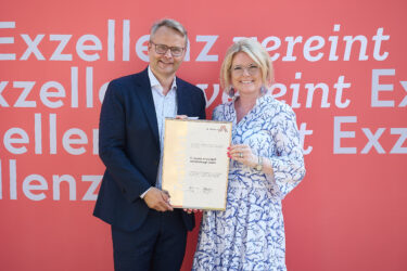Zertifikat Headerbild mit Stefan Chalupnik (G. Coreth), Monica Rintersbacher (Leitbetriebe Austria) © Sabine Klimpt