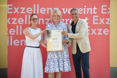 Zertifikat Headerbild mit Maria Seltner (Hutchison Drei), Monica Rintersbacher (Leitbetriebe Austria), Christian Kohl (Hutchison Drei) © Sabine Klimpt