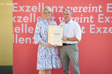 Zertifikat Headerbild mit Monica Rintersbacher (Leitbetriebe Austria), Nicolas Salinger (IFMS) © Sabine Klimpt