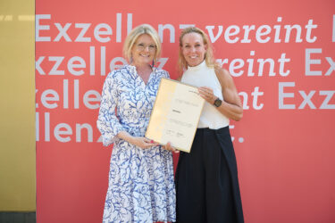 Zertifikat Headerbild mit Monica Rintersbacher (Leitbetriebe Austria), Judith Käfer (ADMIRAL)© Sabine Klimpt