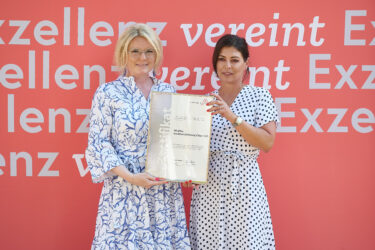 Zertifikat Headerbild mit Monica Rintersbacher (Leitbetriebe Austria), Melanie Kornberger (Atradius Kreditversicherung) © Sabine Klimpt
