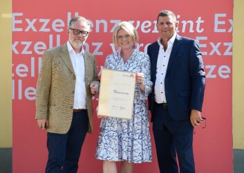 Zertifikat Headerbild mit Stephan Resl (Bacon), Monica Rintersbacher (Leitbetriebe Austria), Erich Horvath (Bacon) © Sabine Klimpt