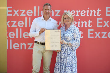 Zertifikat Headerbild mit Thomas Kellerberger (Bank99), Monica Rintersbacher (Leitbetriebe Austria) © Sabine Klimpt