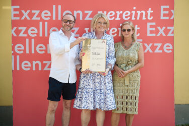 Zertifikat Headerbild mit Rainer Oberaigner (Burgstaller-Steiner), Monica Rintersbacher (Leitbetriebe Austria), Sabine Horvath (Burgstaller-Steiner) © Sabine Klimpt