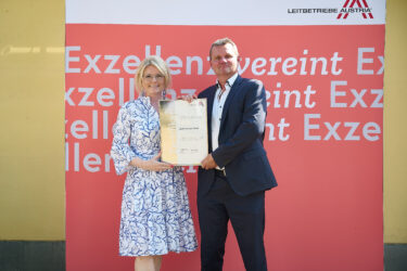 Zertifikat Headerbild mit Monica Rintersbacher (Leitbetriebe Austria), Roland Labner (DOMI Exclusiv) © Sabine Klimpt