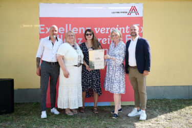Zertifikat Headerbild mit Martin Kalod (Kling Wagenhofer), Bettina Glatter (Kling Wagenhofer), Vonny Orozco (Kling Wagenhofer), Monica Rintersbacher (Leitbetriebe Austria), Patrick Scheck (Kling Wagenhofer) © Sabine Klimpt