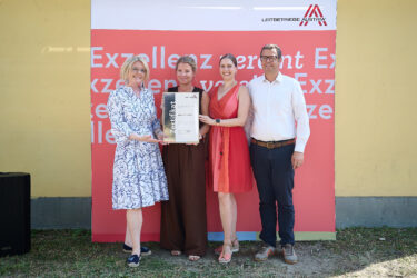 Zertifikat Headerbild mit Monica Rintersbacher (Leitbetriebe Austria), Daniela Ginda (Cegeka Austria), Sandra Fuchs (Cegeka Austria), Daniela Ginda (Cegeka Austria), Albert Schöberl (Cegeka Austria) © Sabine Klimpt