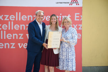 Zertifikat Headerbild mit Stefan Wernhart (EHL), Karina Schunker (EHL), Monica Rintersbacher (Leitbetriebe Austria) © Sabine Klimpt