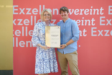 Zertifikat Headerbild mit Monica Rintersbacher (Leitbetriebe Austria), Andreas Wallner (Kurt Wallner) © Sabine Klimpt