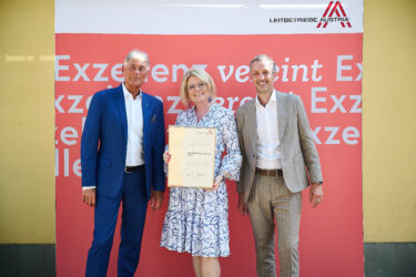 Zertifikat Headerbild mit Jürgen Kotulla (OVB Österreich), Monica Rintersbacher (Leitbetriebe Austria), Stephan Bock (OVB Österreich) © Sabine Klimpt