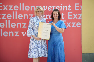 Zertifikat Headerbild mit Monica Rintersbacher (Leitbetriebe Austria), Petra Pichler Grünbeck (SMC) © Sabine Klimpt