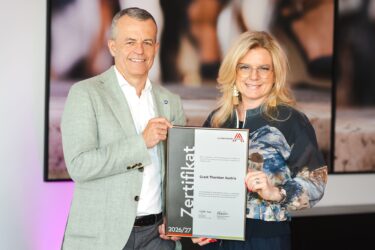Zertifikat Headerbild mit Christoph Zimmel (Grant Thornton Austria), Monica Rintersbacher (Leitbetriebe Austria) © Bea Hasler
