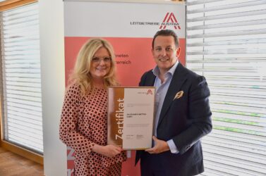 Zertifikat Headerbild mit Monica Rintersbacher (Leitbetriebe Austria), Michael Celeric (SALESIANER) © Leitbetriebe Austria