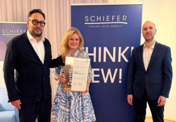 Zertifikat Headerbild mit Martin Schiefer (Schiefer Rechtsanwälte), Monica Rintersbacher (Leitbetriebe Austria), Christian Richter-Schöller (Schiefer Rechtsanwälte) © Schiefer Rechtsanwälte