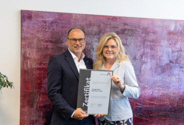 Zertifikat Headerbild mit Thomas Panholzer (Transgourmet), Monica Rintersbacher (Leitbetriebe Austria) © Transgourmet